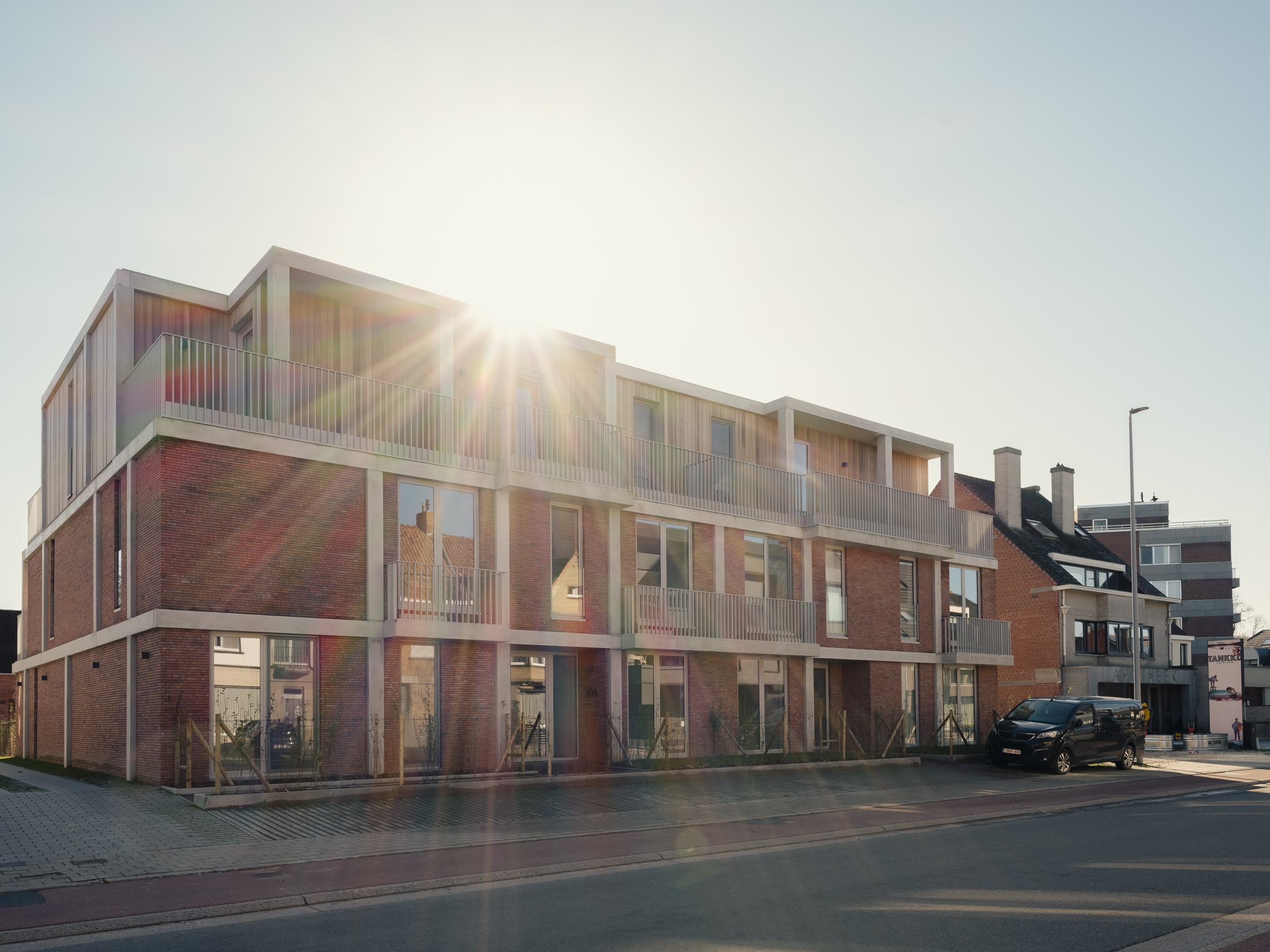 Parkeren en fietsen in Villa Churchill: 8 garages met fietsenstalling en berging + staanplaatsen voor- en achteraan