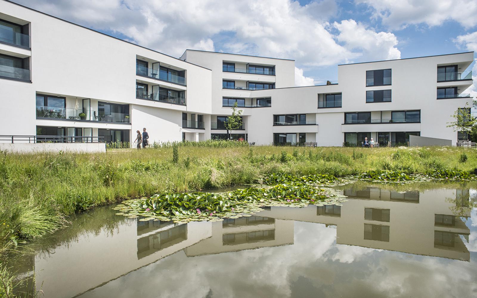 Investeren in verhuurde assistentiewoningen in Zwevegem: Residentie Vijverhof vanaf € 219.000 en aantrekkelijk nettorendement.