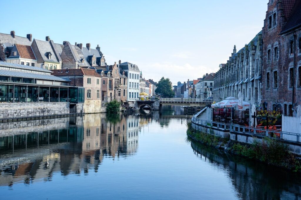 free photo of stad plaats gebouwen huizen